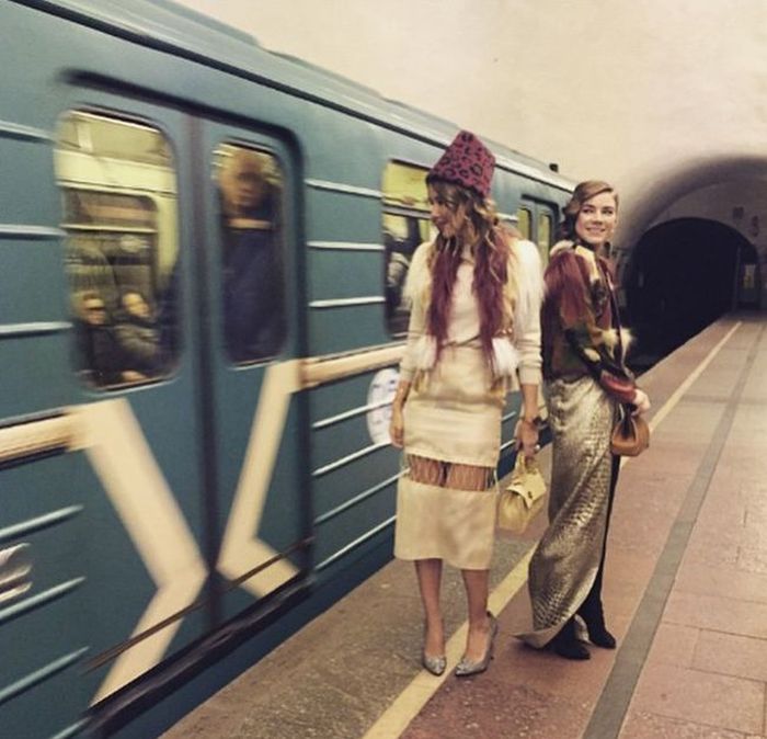 Милые девушки в российском метро