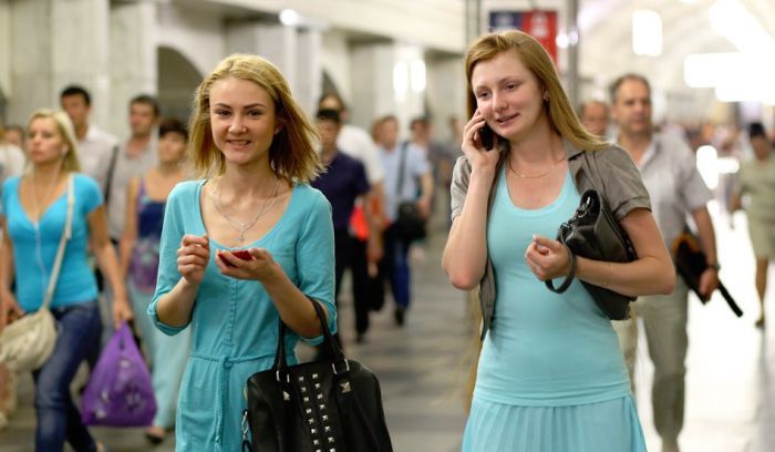 Милые девушки в российском метро