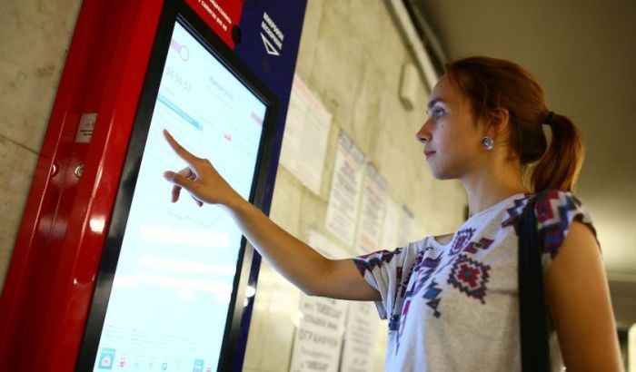Милые девушки в российском метро