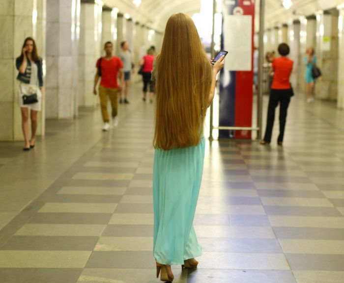 Милые девушки в российском метро