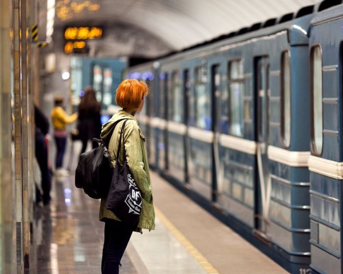 Милые девушки в российском метро