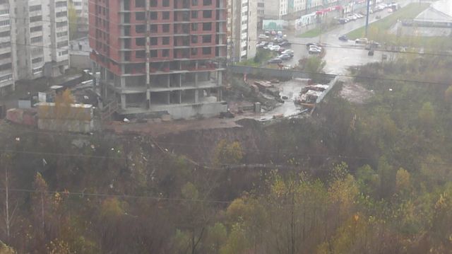 Экстремальная стройка на краю оврага
