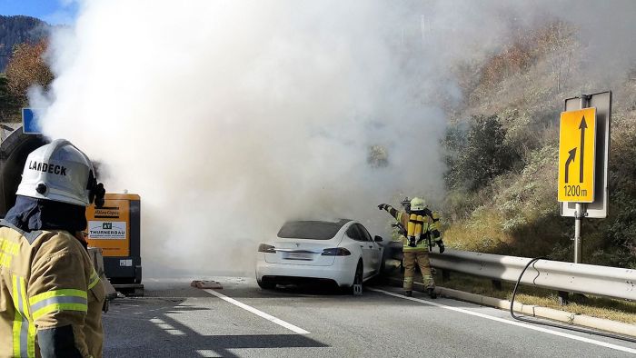 5 пожарных машин и 35 спасателей тушили электромобиль Tesla Model S в Австрии