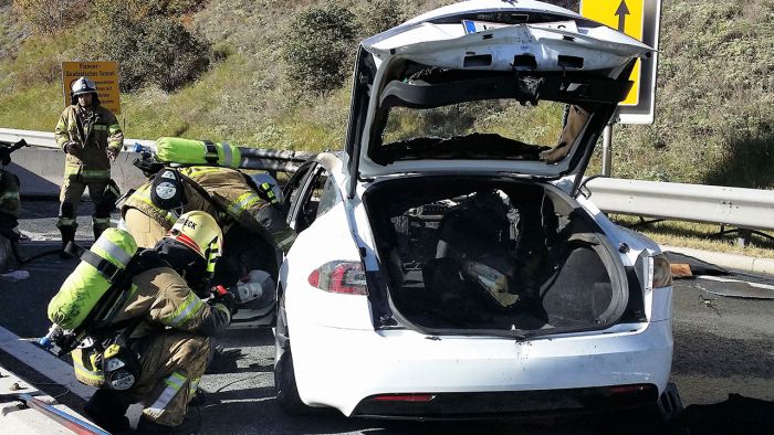 5 пожарных машин и 35 спасателей тушили электромобиль Tesla Model S в Австрии