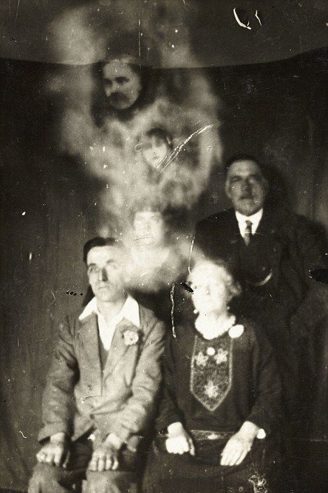 Фото «призраков» британского фотографа-спиритуалиста Уильяма Хоупа