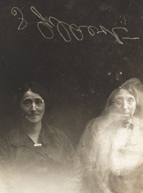 Фото «призраков» британского фотографа-спиритуалиста Уильяма Хоупа