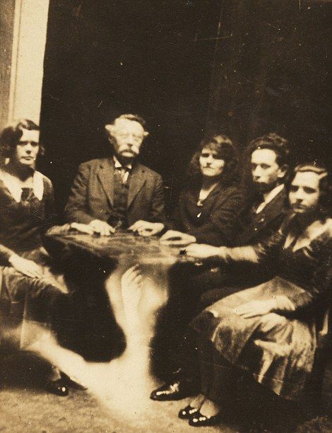 Фото «призраков» британского фотографа-спиритуалиста Уильяма Хоупа