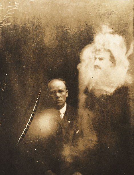 Фото «призраков» британского фотографа-спиритуалиста Уильяма Хоупа