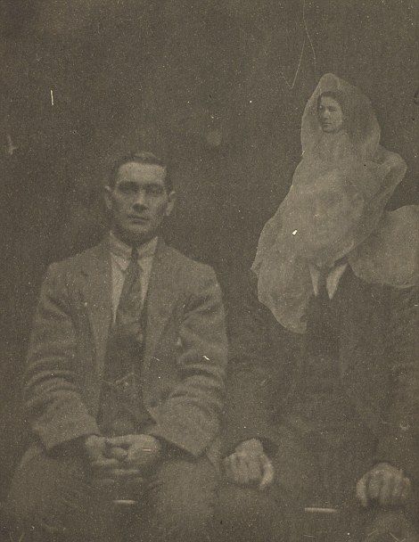 Фото «призраков» британского фотографа-спиритуалиста Уильяма Хоупа