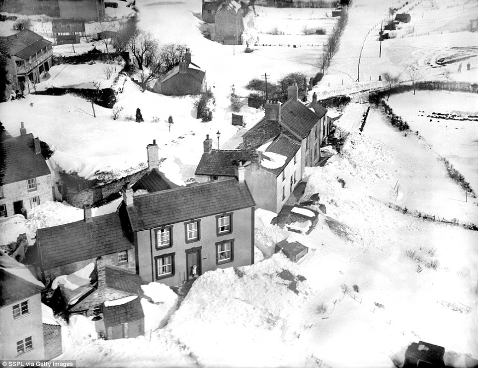 А когда-то британцы любили снег: зима в Великобритании на винтажных фотографиях 1900 – 1960 годов