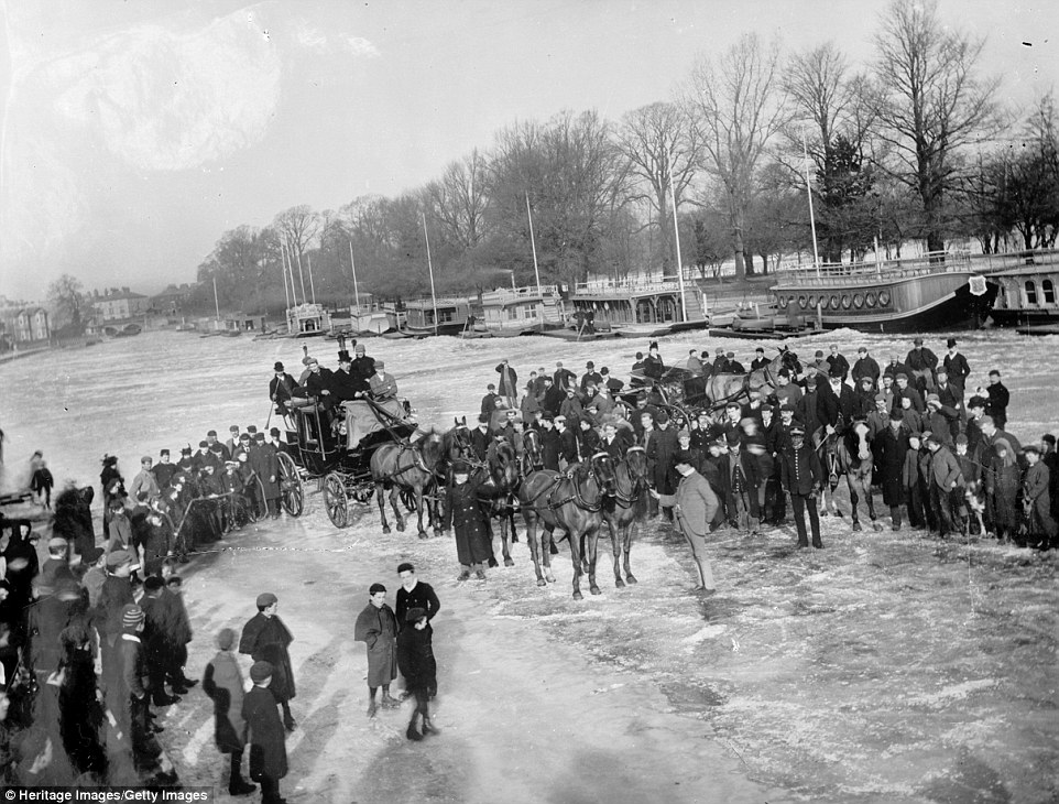 А когда-то британцы любили снег: зима в Великобритании на винтажных фотографиях 1900 – 1960 годов