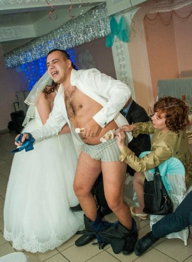 Праздничный треш с пошлыми забавами