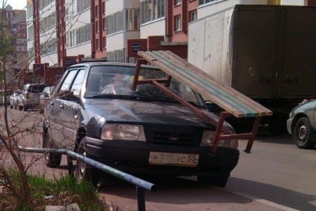 Обычные граждане ведут борьбу с неправильной парковкой по-своему