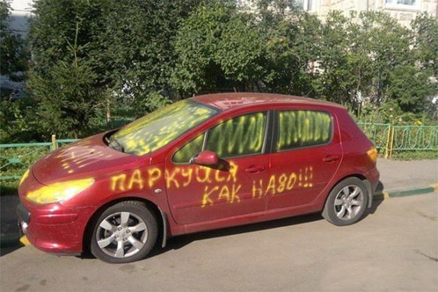 Обычные граждане ведут борьбу с неправильной парковкой по-своему