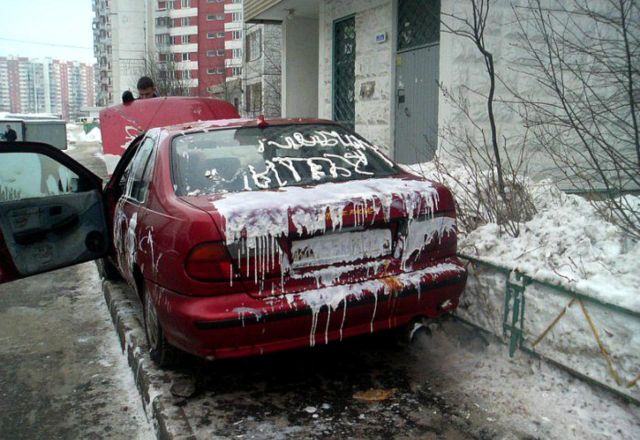 Обычные граждане ведут борьбу с неправильной парковкой по-своему
