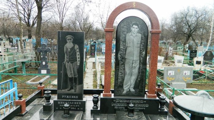Цыганское кладбище в Донецке (24 фото) Цыганское кладбище в Донецке (24 фото)