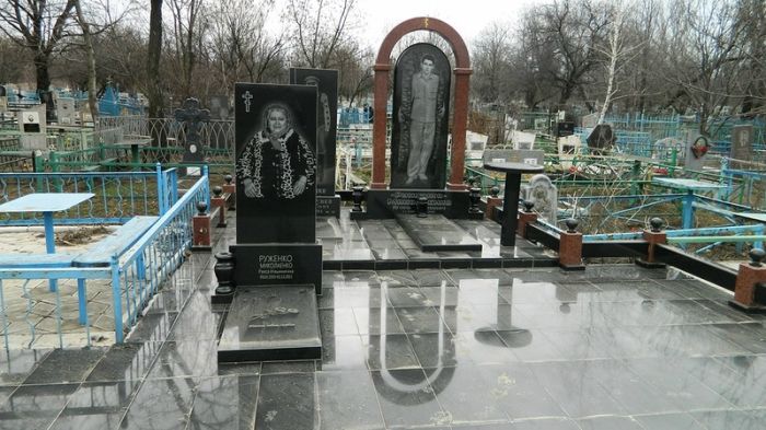 Цыганское кладбище в Донецке (24 фото) Цыганское кладбище в Донецке (24 фото)