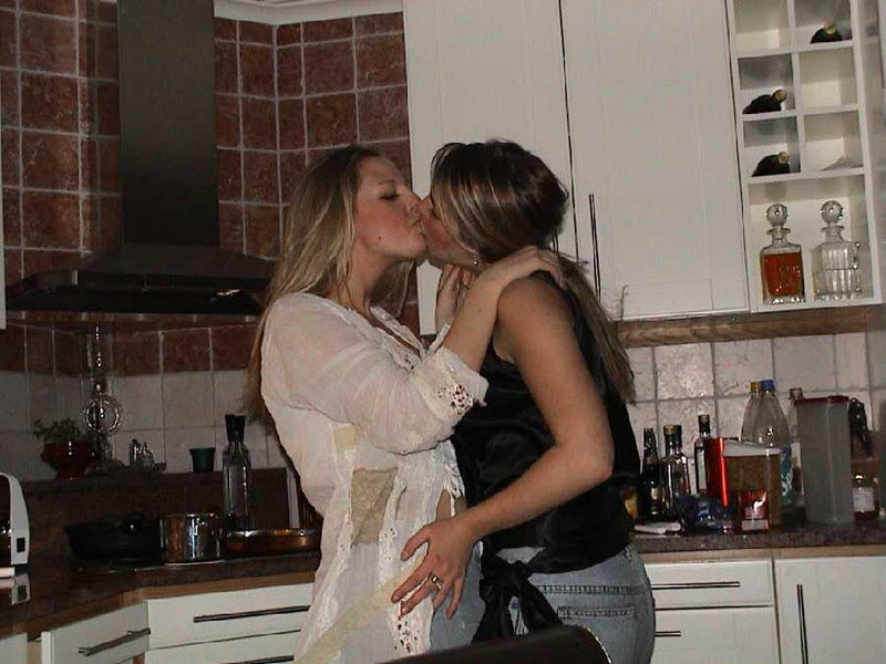 Горячие поцелуи девушек