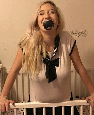 18-летняя девушка косит под трехлетнюю: носит памперсы и не расстается с соской