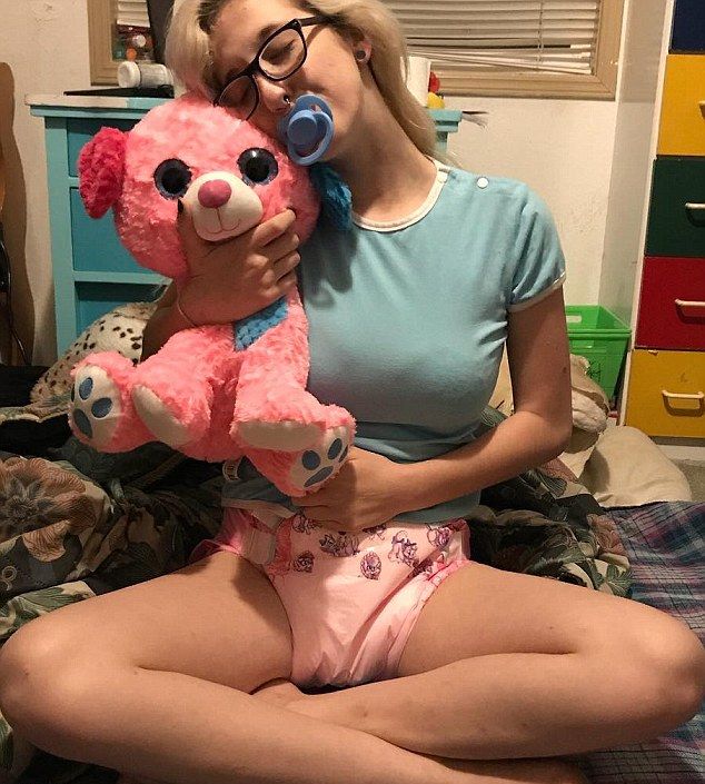 18-летняя девушка косит под трехлетнюю: носит памперсы и не расстается с соской