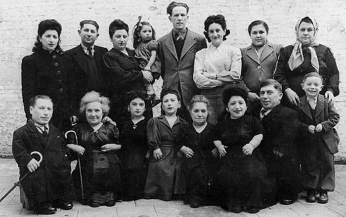 История карликов-евреев, которые пережили эксперименты в Освенциме История карликов-евреев, которые пережили эксперименты в Освенциме