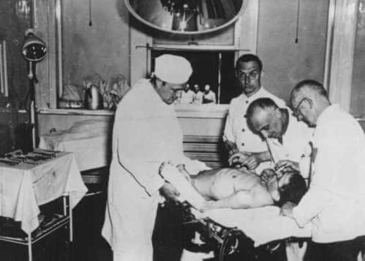 История карликов-евреев, которые пережили эксперименты в Освенциме История карликов-евреев, которые пережили эксперименты в Освенциме
