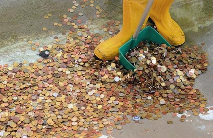 Целое состояние достали из знаменитого фонтана в Риме