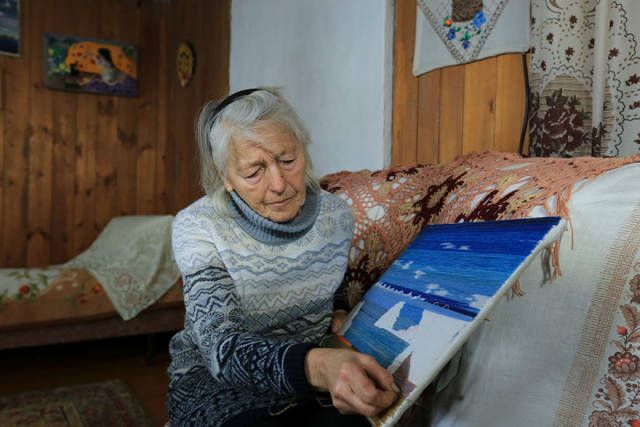 76-летняя сибирская пенсионерка любит кататься по Байкалу на коньках