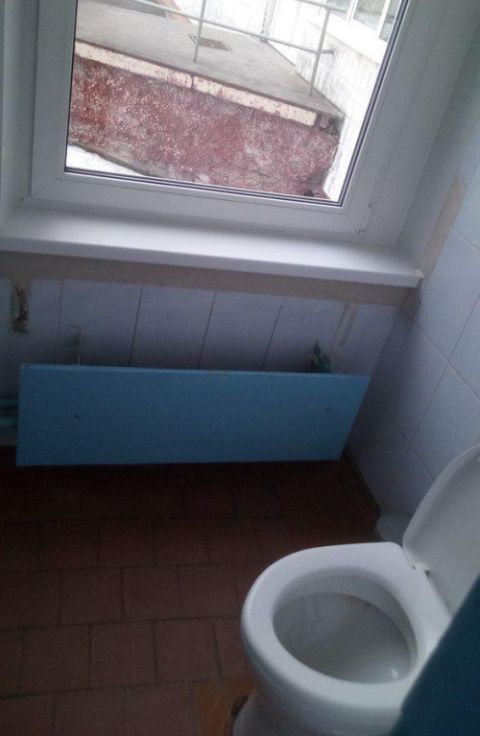 Когда в туалете мало света