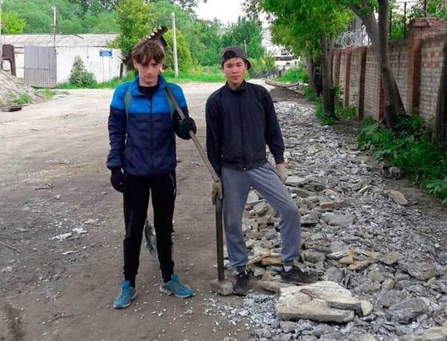 В Челябинске четверо подростков своими силами ремонтируют дорогу