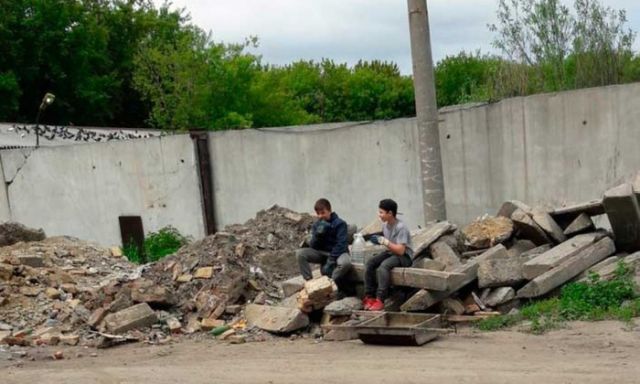 В Челябинске четверо подростков своими силами ремонтируют дорогу