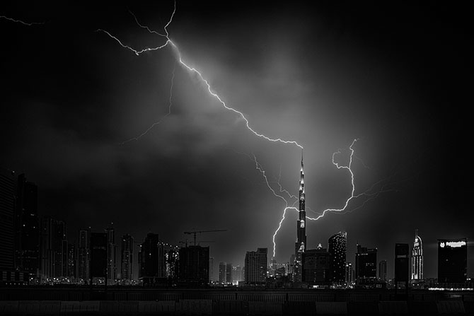 15 фотографий, на которых молнии атакуют культовые здания по всему миру
