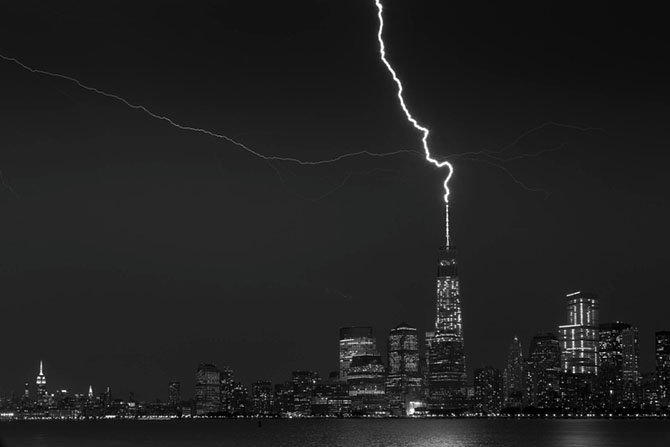 15 фотографий, на которых молнии атакуют культовые здания по всему миру