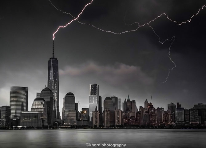 15 фотографий, на которых молнии атакуют культовые здания по всему миру