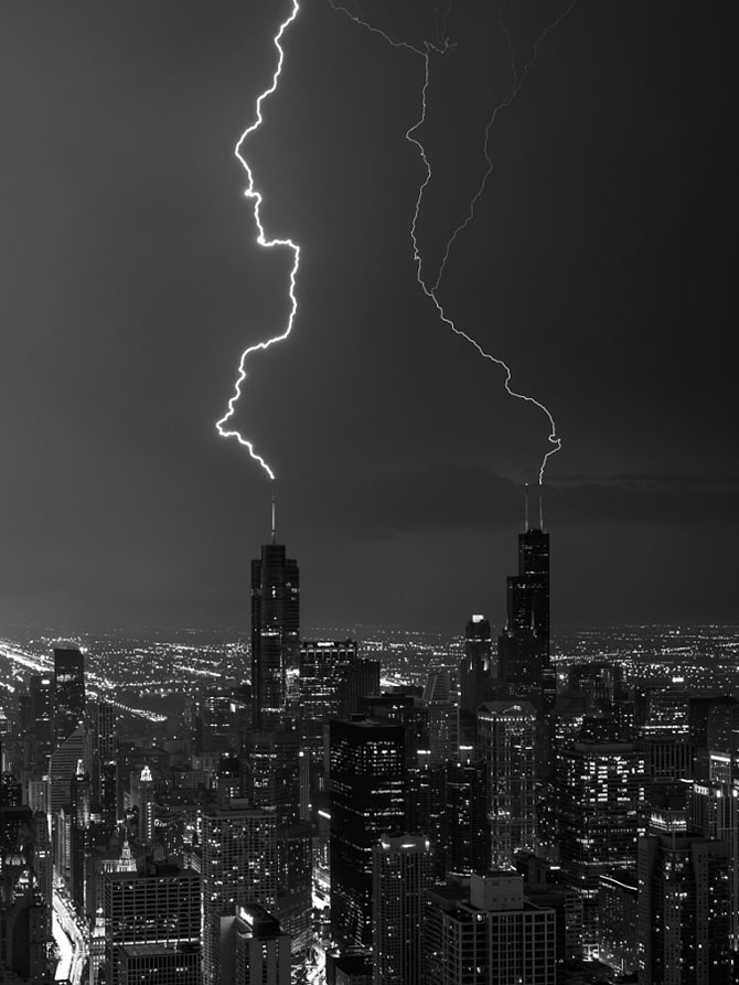 15 фотографий, на которых молнии атакуют культовые здания по всему миру