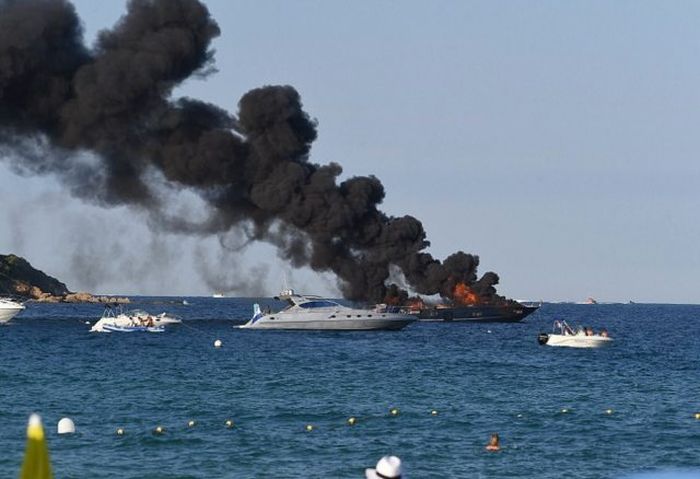 Пожар на роскошной яхте в Сен-Тропе