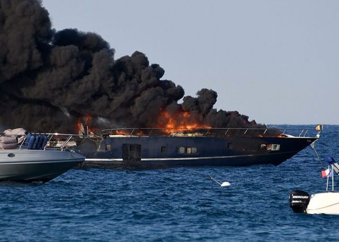 Пожар на роскошной яхте в Сен-Тропе