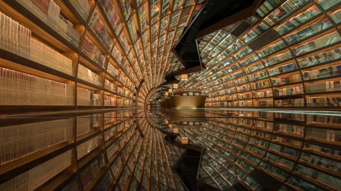«Бесконечный» книжный тоннель в китайской библиотеке