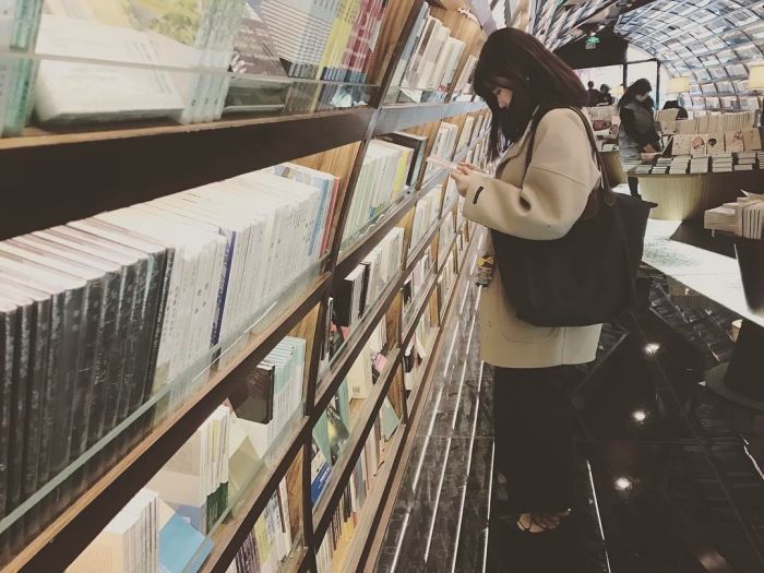 «Бесконечный» книжный тоннель в китайской библиотеке