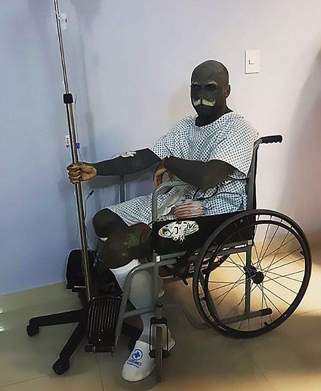 Забитый татуировками фрик модифицирует тело