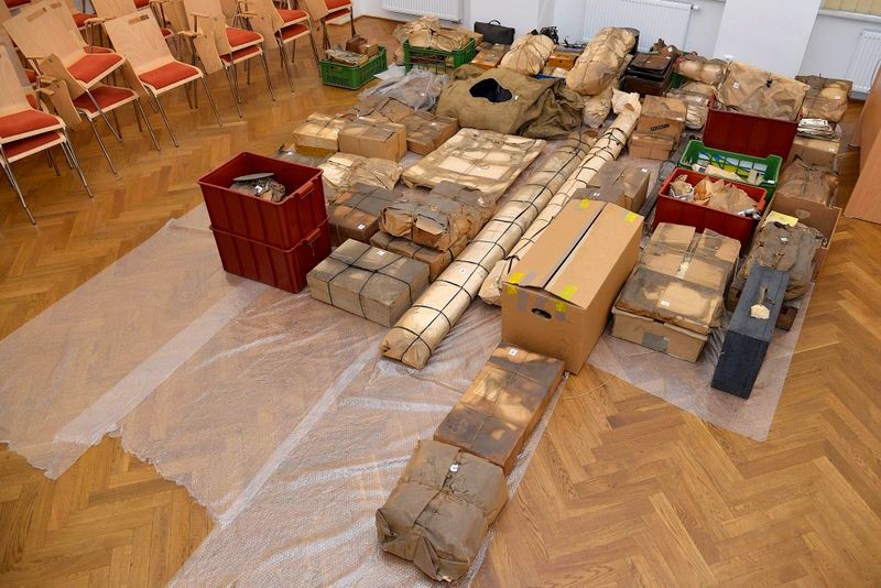 Пенсионер нашел вещи своей семьи, пролежавшие на чердаке со времен Второй мировой войны