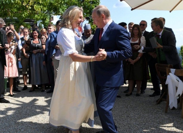 Фотожаба: Путин на свадьбе главы МИД Австрии Карин Кнайсль