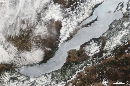 Таинственные круги на самом глубоком озере в мире (6 фото)