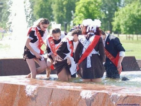 Девушки и фонтаны (54 фото)