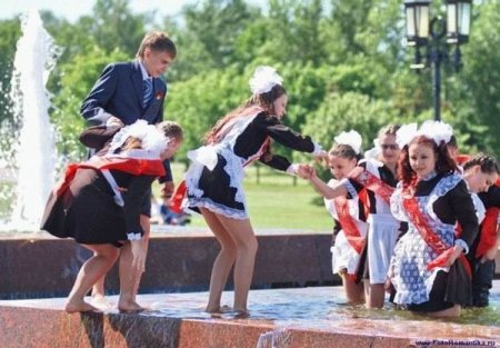 Девушки и фонтаны (54 фото)