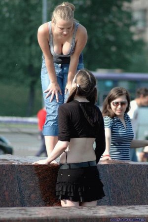 Девушки и фонтаны (54 фото)