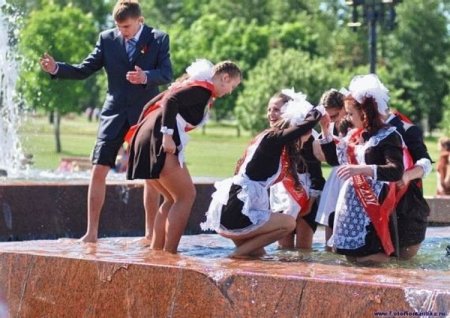 Девушки и фонтаны (54 фото)