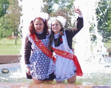 Девушки и фонтаны (54 фото)