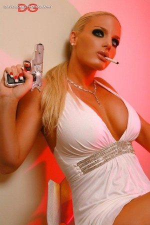 Девушки и оружие (18 фотo)