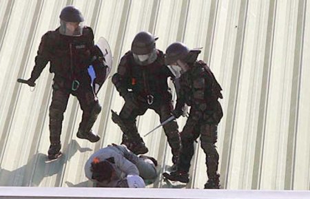 На заводе SsangYong война (11 фото)